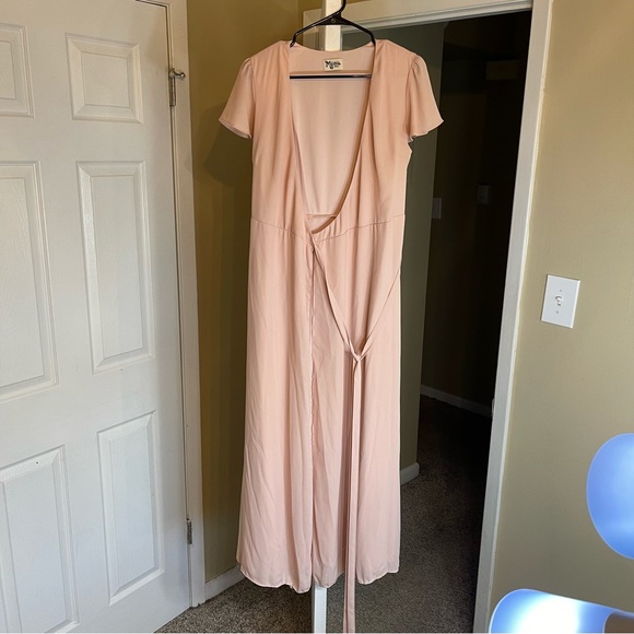 ✨2xHOST PICK✨Show Me Your MuMu Noelle Flutter Wrap Dress - Picture 1 of 5